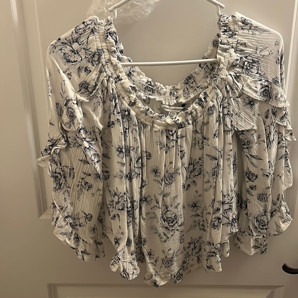 Mid-sleeve blouse, american eagle size medium